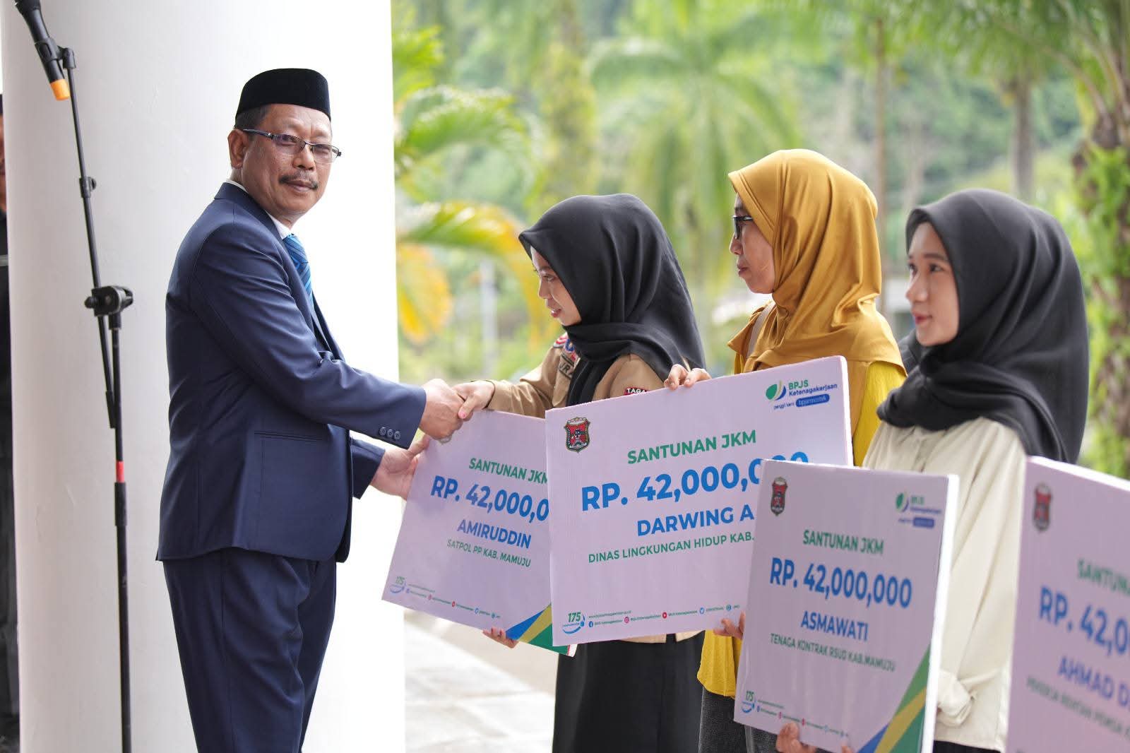 Ketua DPRD Bersama Bupati-Wabup Mamuju Serahkan Santunan Kepada Pekerja Rentan dan Tenaga Kontrak